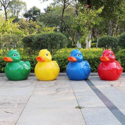 游乐场儿童公园玻璃钢卡通小黄鸭雕塑动物公仔玩偶摆件