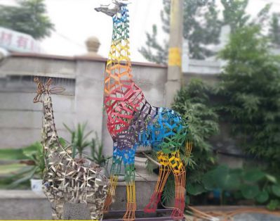 不锈钢镂空喷漆长颈鹿雕塑  城市园林户外景观