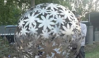 野外不锈钢创意花花造型镂空球雕塑