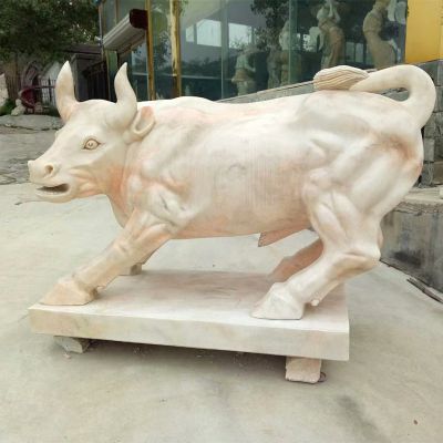 公园里摆放的凶恶的黄蜡石石雕创意华尔街牛