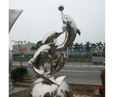 街道球上多只玩耍的不锈钢海豚雕塑