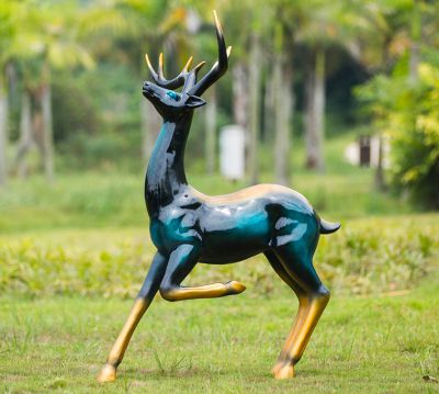 公园草坪玻璃钢彩绘奔跑的梅花鹿雕塑