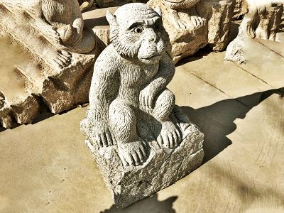 街道摆放的青石石雕创意猴子雕塑