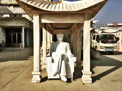 景区汉白玉石雕凉亭中休息的毛泽东雕塑