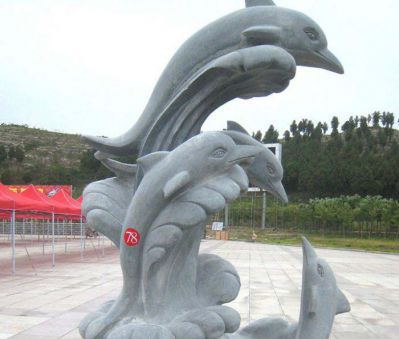 公园摆放多只石雕海豚雕塑