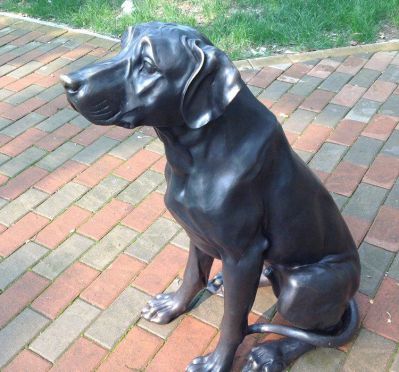 公园玻璃钢卧着的狗雕塑