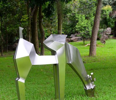 公园抽象几何低头吃草滴鹿雕塑
