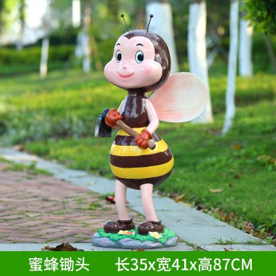 商场学院草地手拿斧头玻璃钢蜜蜂雕塑
