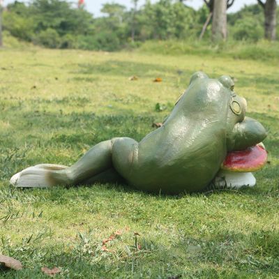 公园玻璃钢一只趴着的青蛙雕塑