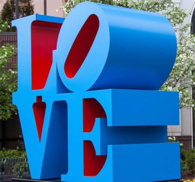 公园里摆放的蓝色的不锈钢创意LOVE雕塑