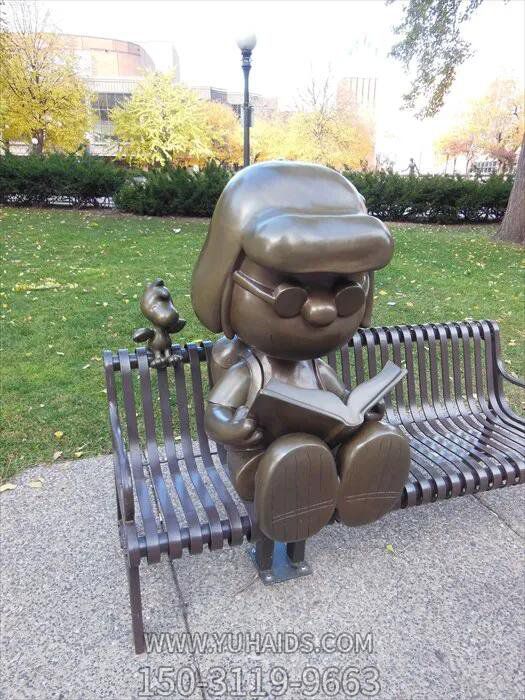 公园创意玻璃钢仿铜长椅上看书的儿童景观雕塑