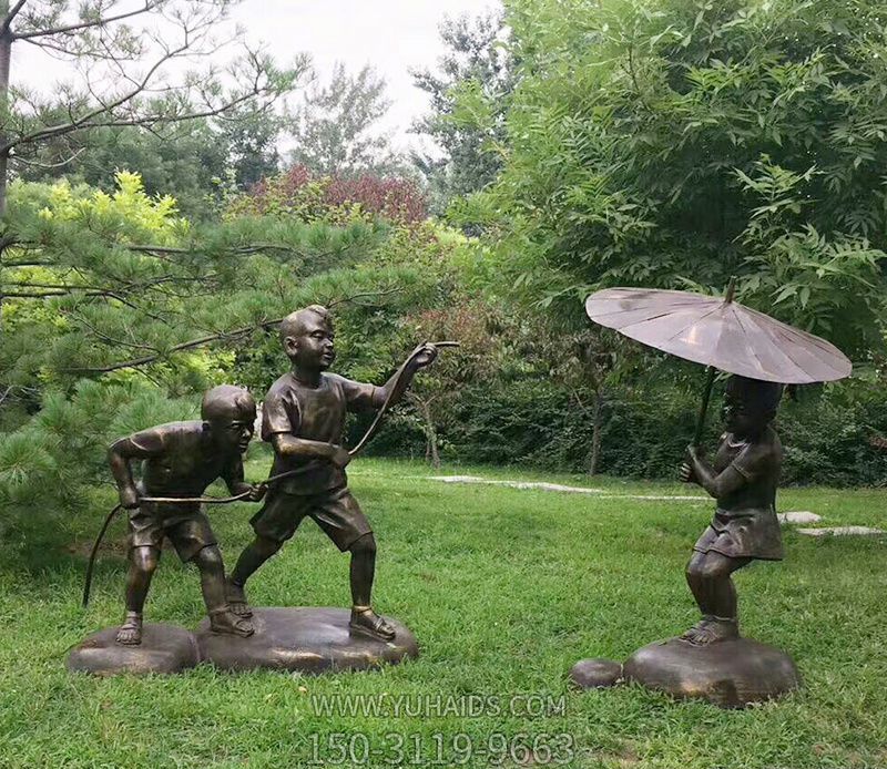 公园铜雕打伞玩水的儿童雕塑