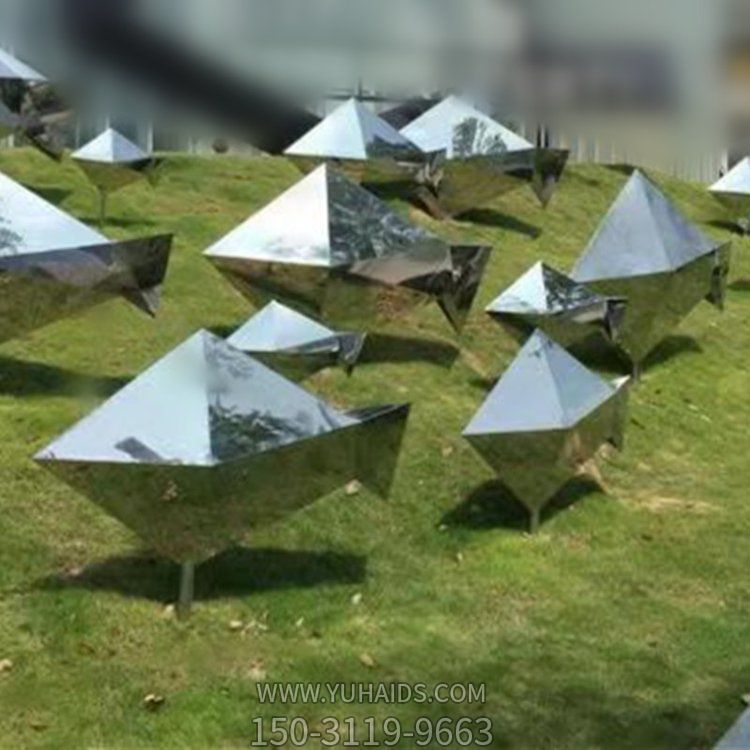 抽象几何镜面公园水景抽象小鱼雕塑