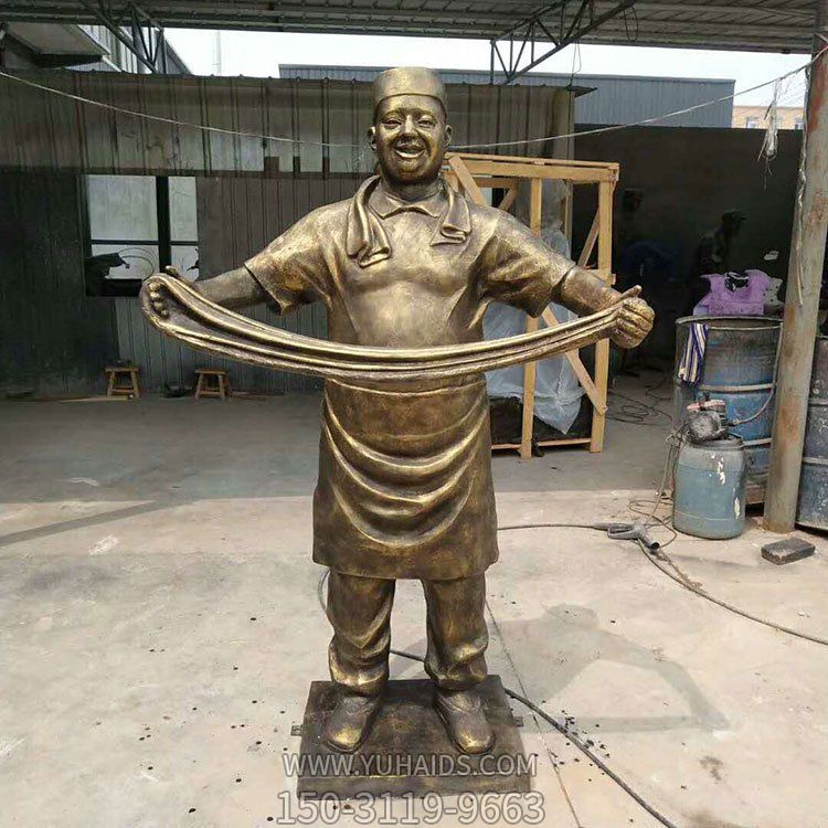 饭馆门口摆放玻璃钢仿铜厨师拉面迎宾人物雕塑