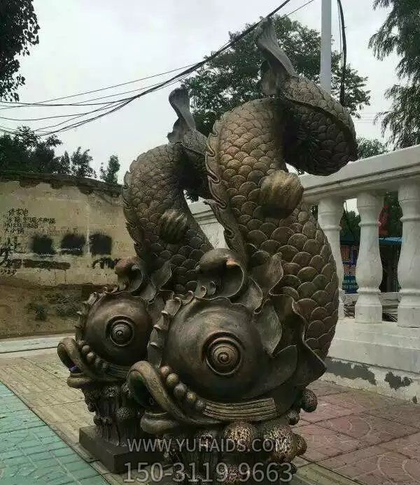 大型广场摆放的两只黑色的玻璃钢创意喷水雕塑