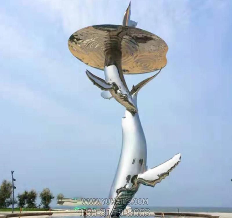 户外两只水下游泳的不锈钢海豚雕塑