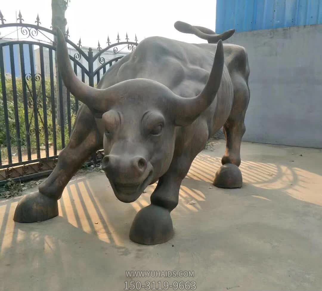 街道上摆放的一只青石石雕创意华尔街牛雕塑