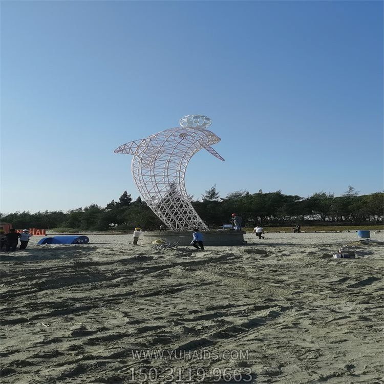 景区沙滩摆放不锈钢镂空海豚动物雕塑