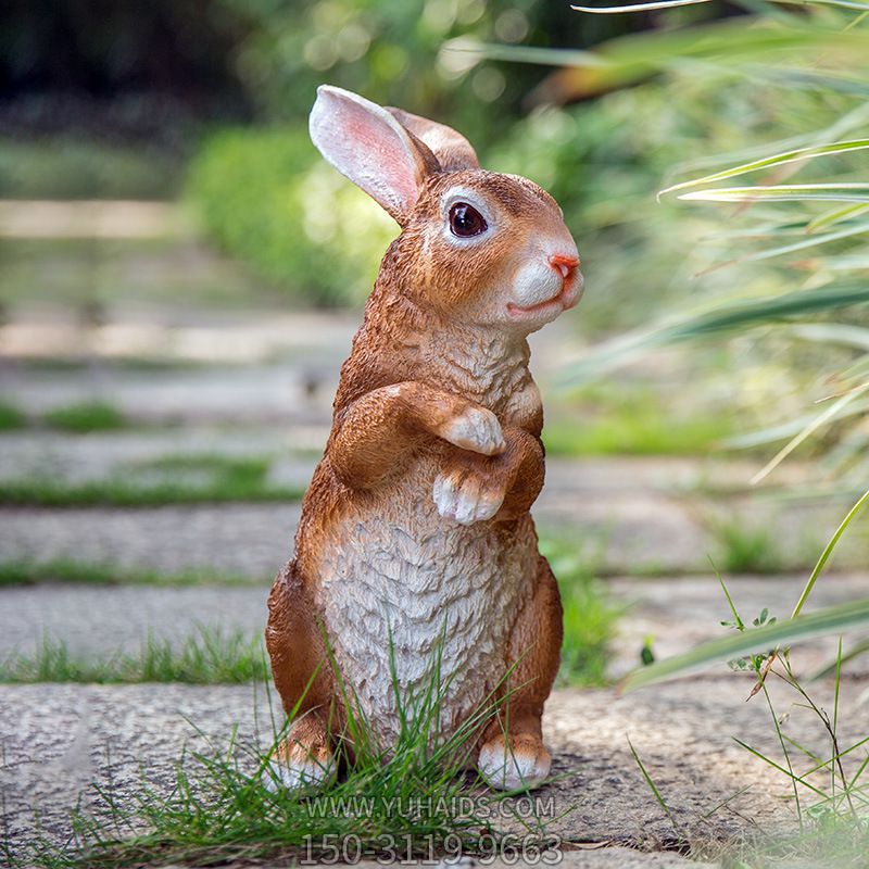 石梯上一只可爱的棕色兔子雕塑