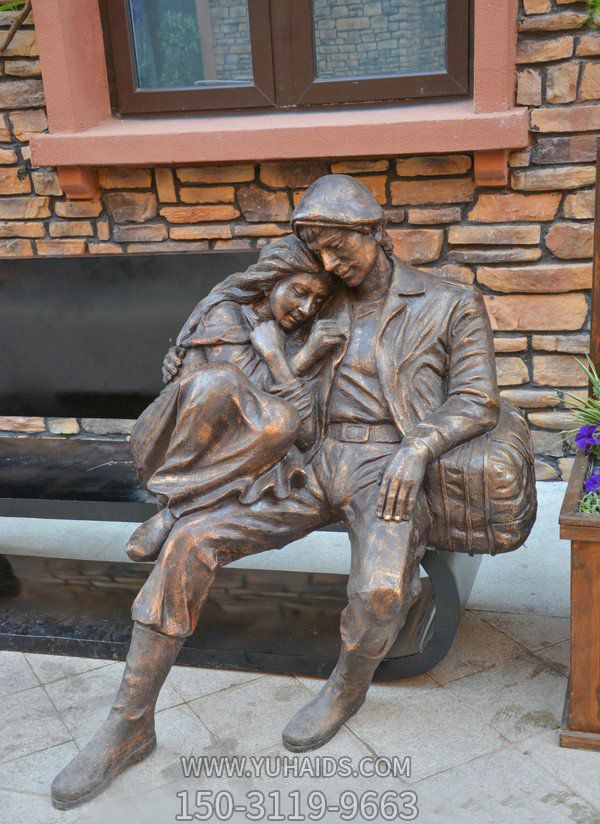 公园长椅上休息的铜雕情侣雕塑