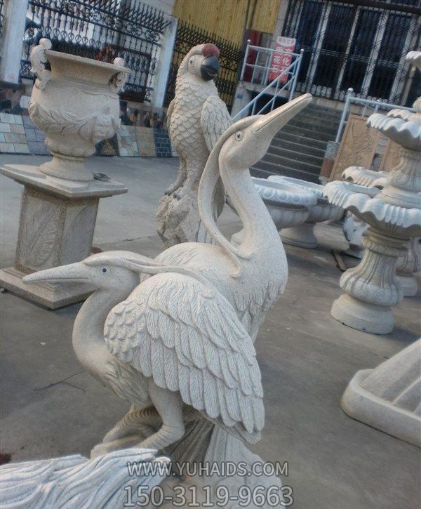 公园大理石石雕卧着的仙鹤雕塑