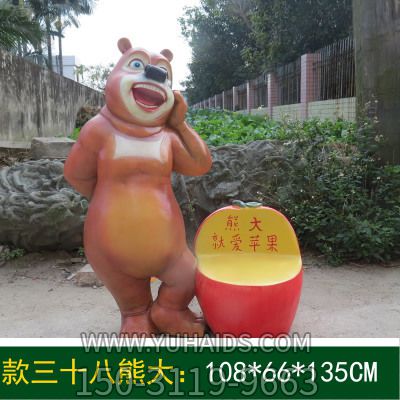 街道边摆放着一只手拄着脸的玻璃钢卡通熊出没雕塑