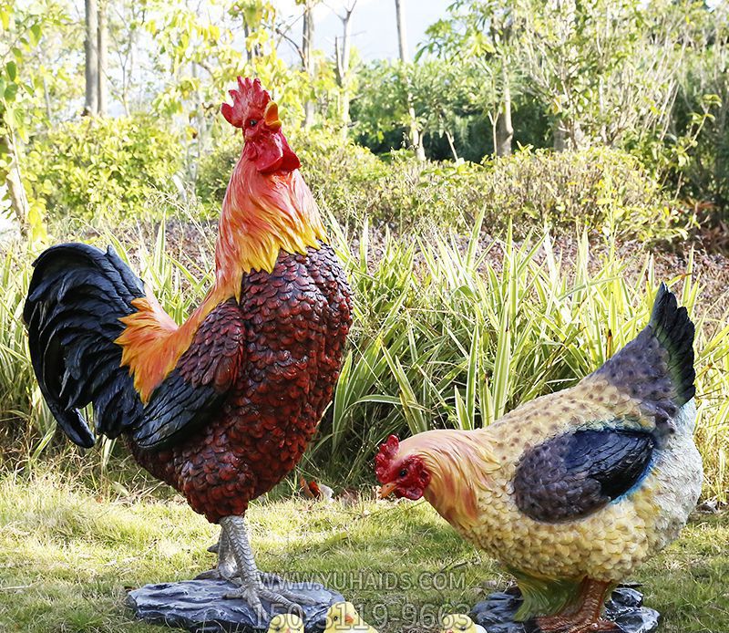 草丛里摆放一只公鸡和一只母鸡吃食的玻璃钢彩绘鸡雕塑