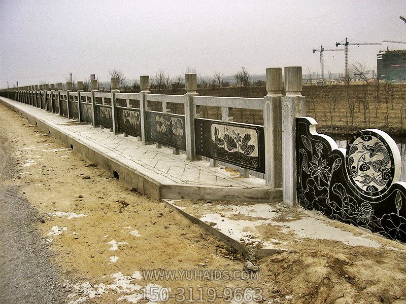 街道旁边青石桥梁护栏雕塑