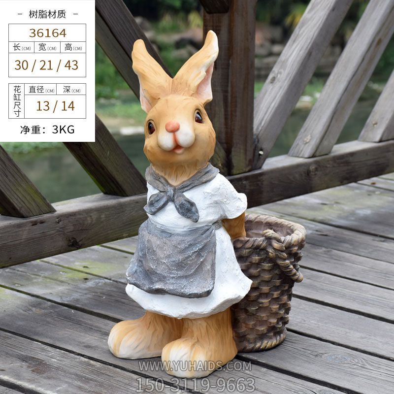 公园一只拿竹筐的树脂兔子雕塑