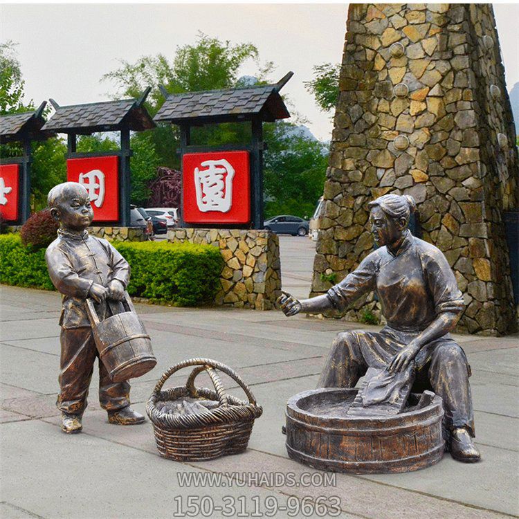 玻璃钢仿铜园林景观帮妈妈干活的儿童人物景观雕塑