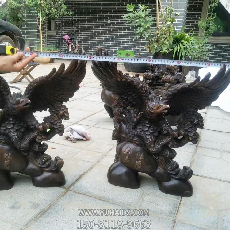 商场摆放个性玻璃钢老鹰雕塑
