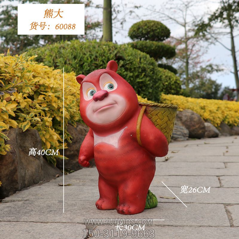 路边有一只歪着头的玻璃钢彩绘熊出没雕塑