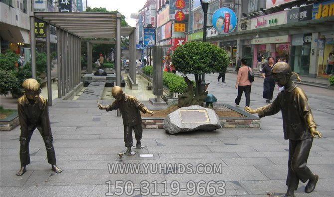 步行街边摆放打陀螺嬉戏儿童玻璃钢仿铜雕塑