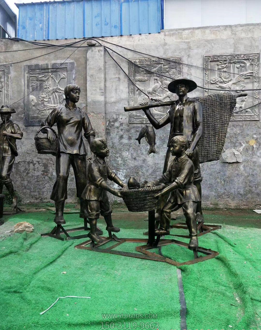 村庄广场摆放出海打鱼归来装鱼人物青铜雕塑