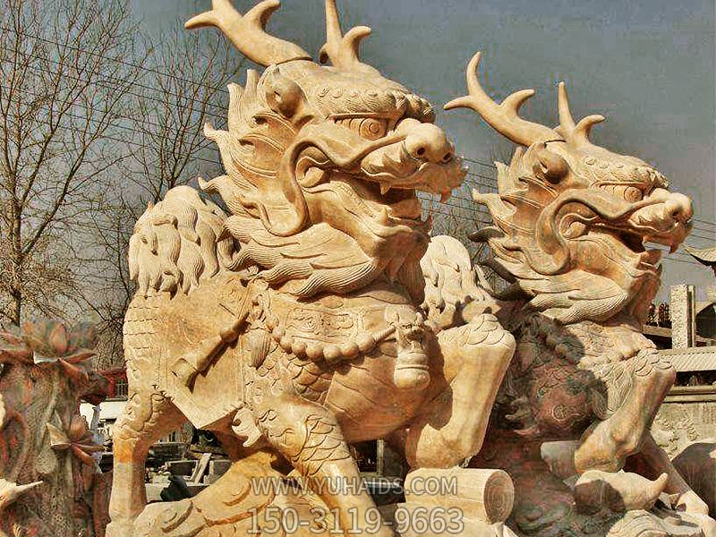 庭院寺庙晚霞红石雕神兽麒麟雕塑