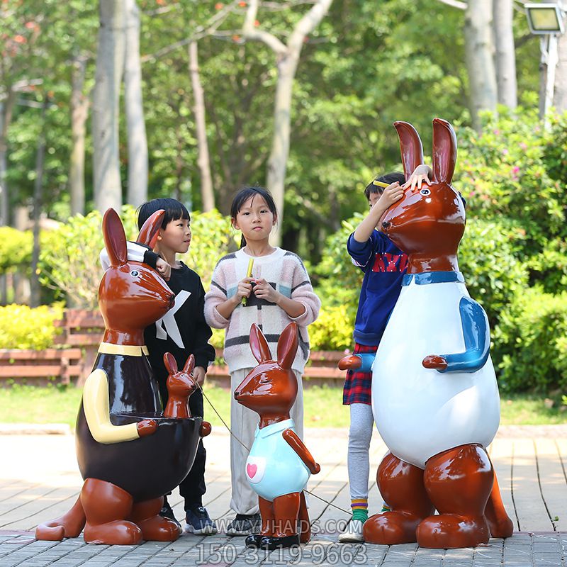 公园站立一家四口玻璃钢袋鼠雕塑