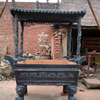 寺院户外摆放青铜铸造四龙柱宝盖香炉