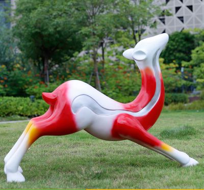 公园草坪上伸懒腰的红色玻璃钢梅花鹿雕塑