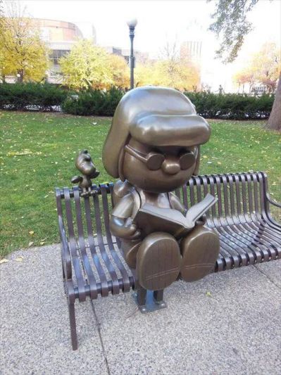 公园创意玻璃钢仿铜长椅上看书的儿童景观