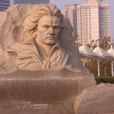 城市广场摆放砂岩雕刻音乐家贝多芬胸像