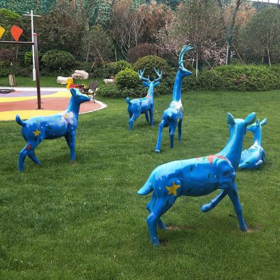 玻璃钢彩绘鹿，蓝色印花草坪动物摆件