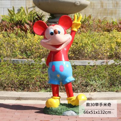 城市街道摆放一只举手的玻璃钢米老鼠雕塑
