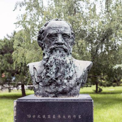 19世纪俄国最伟大的作家列夫·尼古拉耶维奇·托尔斯泰雕塑