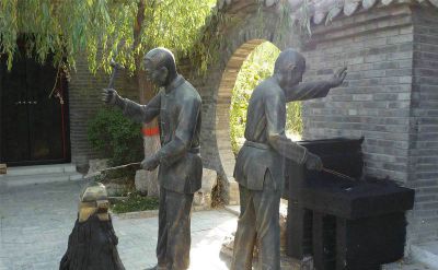 公园摆放中国传统打铁工艺人物玻璃钢雕塑