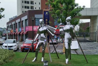 商场步行街抛光镜面不锈钢购物人物雕塑
