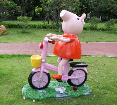 儿童学院草坪猪妈妈骑车玻璃钢雕塑
