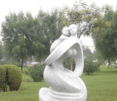 公园汉白玉趴在妈妈背上的母子雕塑