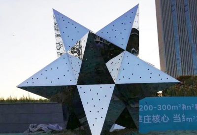 广场上摆放的立体的不锈钢创意五角星雕塑