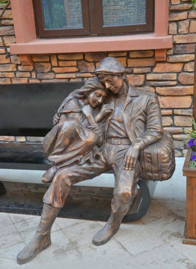 公园长椅上休息的铜雕情侣雕塑