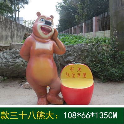 街道边摆放着一只手拄着脸的玻璃钢卡通熊出没雕塑